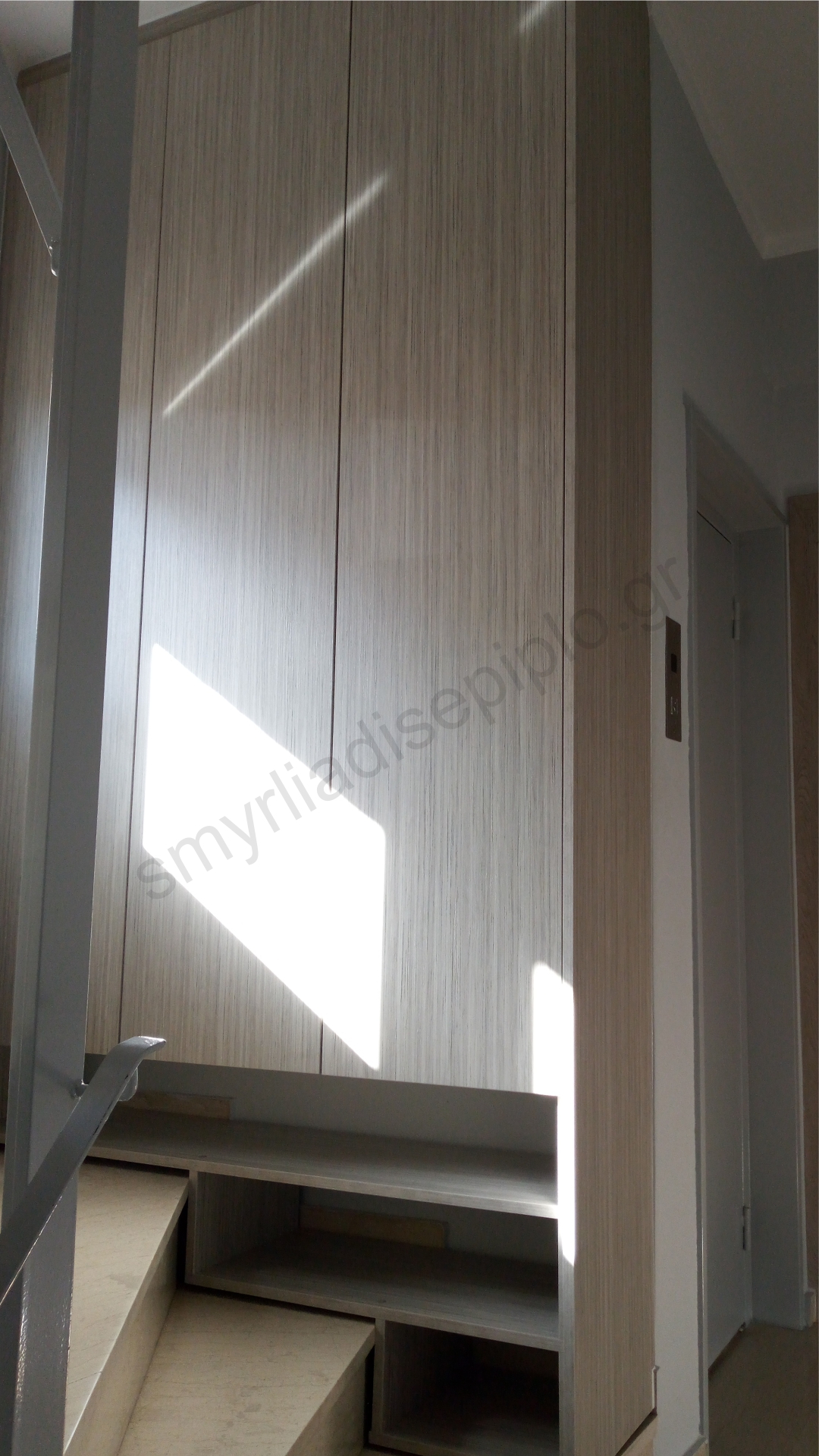 παπουτσοθηκη κλιμακοστασιου 001